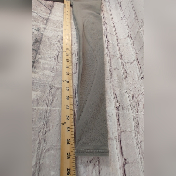 Lululemon Subtle Olive Green Latice Leggings 6 - Picture 13 of 15